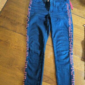 Jeans in denim by Esra with crisscross stitches along the sides